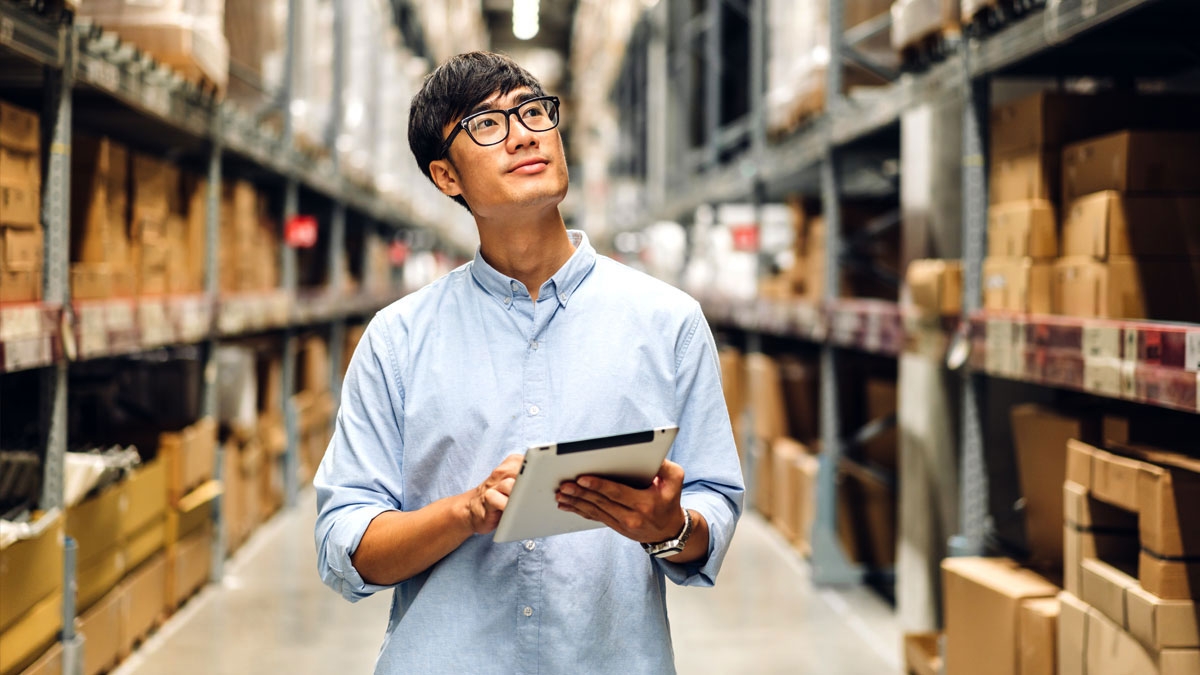 Schwarz featured customer - Graphic - Worker in retail warehouse